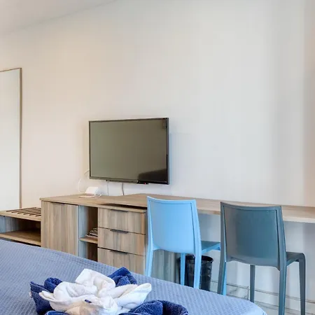Stylish In Bay Square 4 *