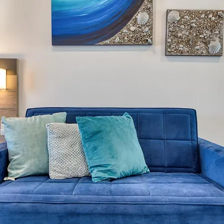 Stylish In Bay Square 4 Apartment